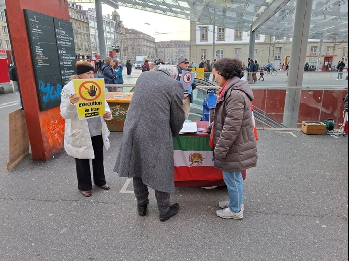 برن سوئیس - برگزاری میز کتاب توسط هواداران سازمان مجاهدین علیه اعدامهای جنایتکارانه قضاییه خامنهای برن سوئیس - برگزاری میز کتاب توسط هواداران سازمان مجاهدین علیه اعدامهای جنایتکارانه قضاییه خامنهای