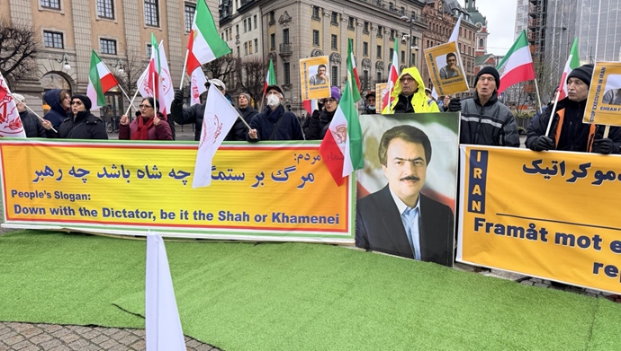 استکهلم - برگزاری آکسیون ایرانیان آزاده در برابر وزارت‌خارجه سوئد برای گرامیداشت روز دانشجو