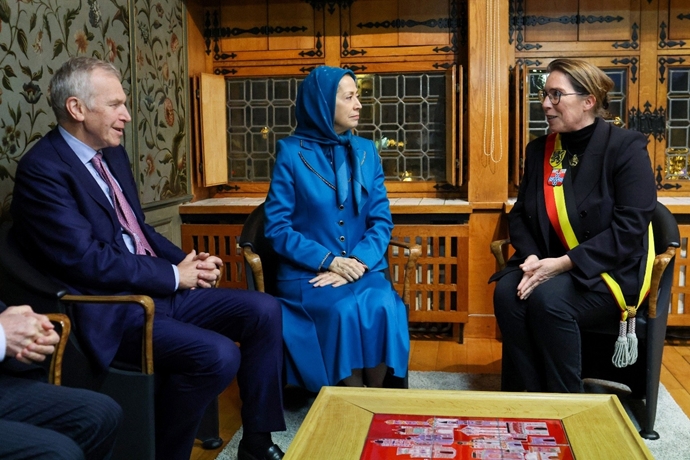 استقبال ایولترم نخست‌وزیر سابق بلژیک، شهردار و اعضای شورای شهر ایپر از خانم مریم رجوی در شهرداری شهر تاریخی ایپر