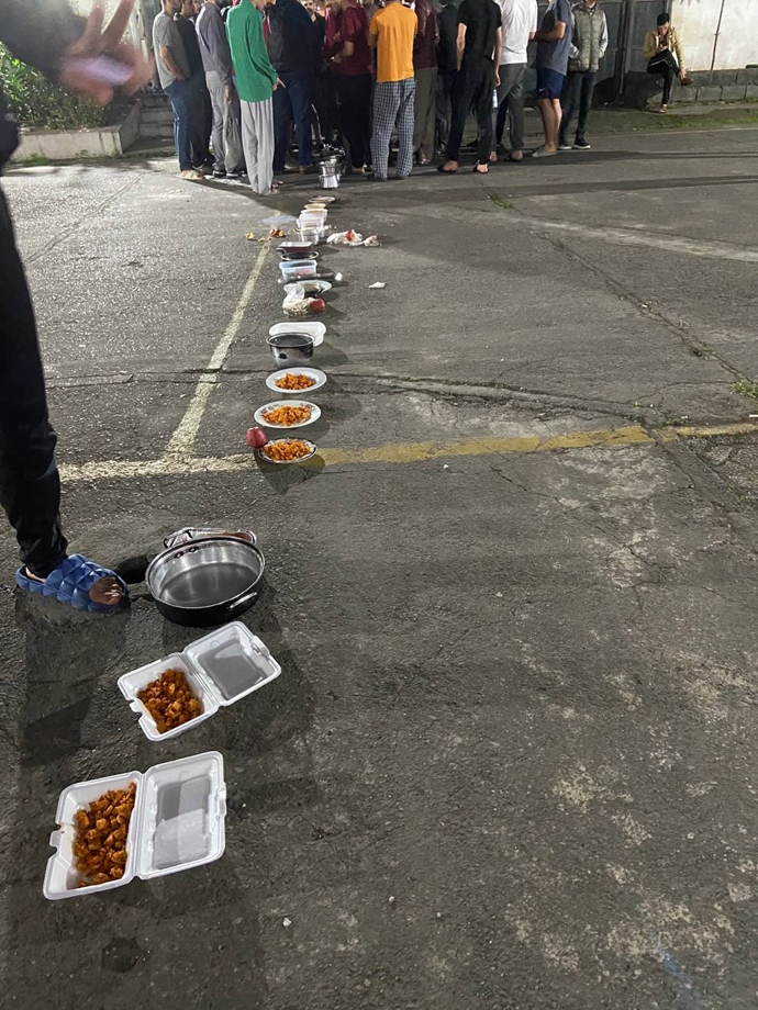 دانشجویان دانشگاه بوستان انقلاب نیز با چیدن ظروف غذا در خوابگاه دانشجویان دانشگاه بوستان انقلاب نیز با چیدن ظروف غذا در خوابگاه