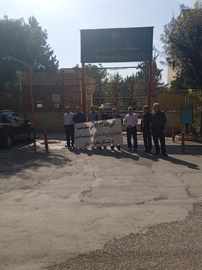 خرمآباد - بازنشستگان با شعارهای سراسری علیه سپاه و ستاد اجرایی تجمع کردند. خرمآباد - بازنشستگان با شعارهای سراسری علیه سپاه و ستاد اجرایی تجمع کردند.