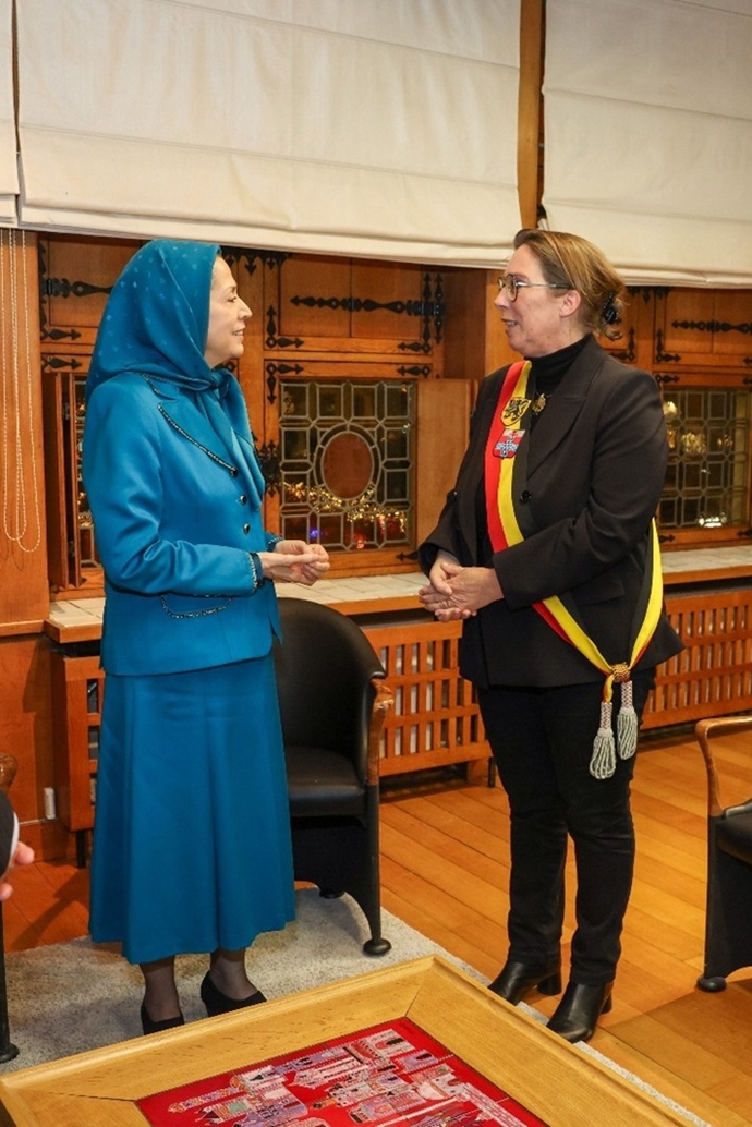 استقبال ایولترم نخست‌وزیر سابق بلژیک، شهردار و اعضای شورای شهر ایپر از خانم مریم رجوی در شهرداری شهر تاریخی ایپر