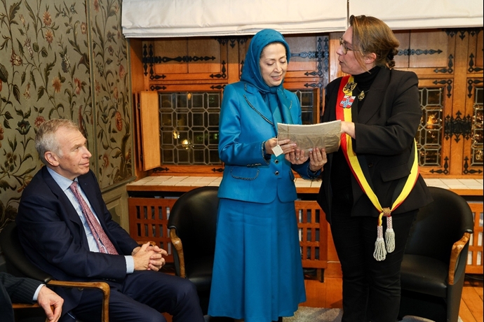 استقبال ایولترم نخست‌وزیر سابق بلژیک، شهردار و اعضای شورای شهر ایپر از خانم مریم رجوی در شهرداری شهر تاریخی ایپر