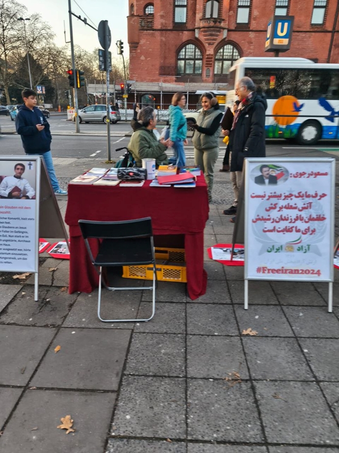 برلین - برگزاری آکسیون ایرانیان آزاده در حمایت از زندانیان سیاسی زیر اعدام - ۲۱آذر برلین - برگزاری آکسیون ایرانیان آزاده در حمایت از زندانیان سیاسی زیر اعدام - ۲۱آذر