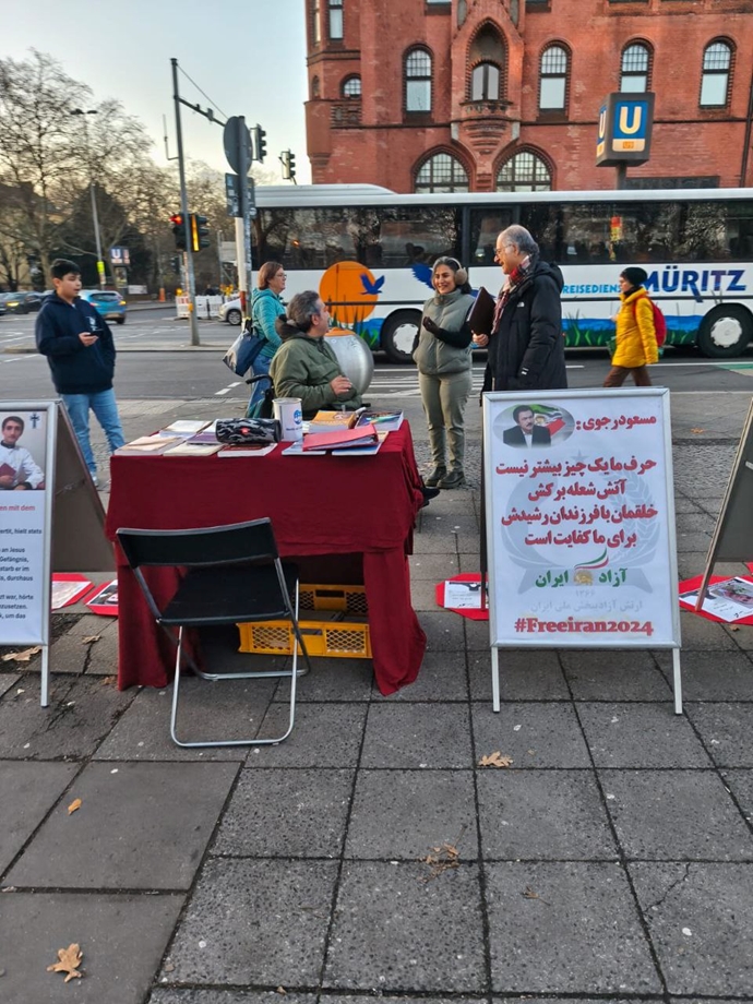 برلین - برگزاری آکسیون ایرانیان آزاده در حمایت از زندانیان سیاسی زیر اعدام - ۲۱آذر برلین - برگزاری آکسیون ایرانیان آزاده در حمایت از زندانیان سیاسی زیر اعدام - ۲۱آذر