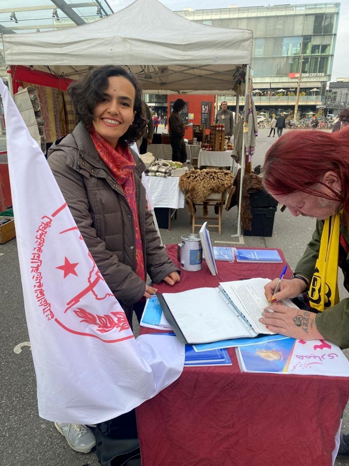 برن سوئیس - برگزاری میز کتاب توسط هواداران سازمان مجاهدین علیه اعدامهای جنایتکارانه قضاییه خامنهای برن سوئیس - برگزاری میز کتاب توسط هواداران سازمان مجاهدین علیه اعدامهای جنایتکارانه قضاییه خامنهای