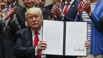 ترامپ در حال امضای فرمان اجرایی - عکس از آرشیو