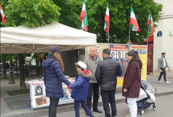 پاریس - برگزاری میز کتاب و نمایش تصاویر شهیدان در اعتراض به صدور احکام اعدام علیه زندانیان سیاسی - ۵اردیبهشت