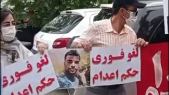 تهران - اعتراض خانواده زندانیان سیاسی محکوم به اعدام در مقابل زندان اوین