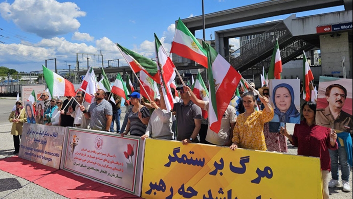 برن سوئیس - برگزاری میز کتاب و نمایش تصاویر شهیدان در همبستگی با قیام سراسری
