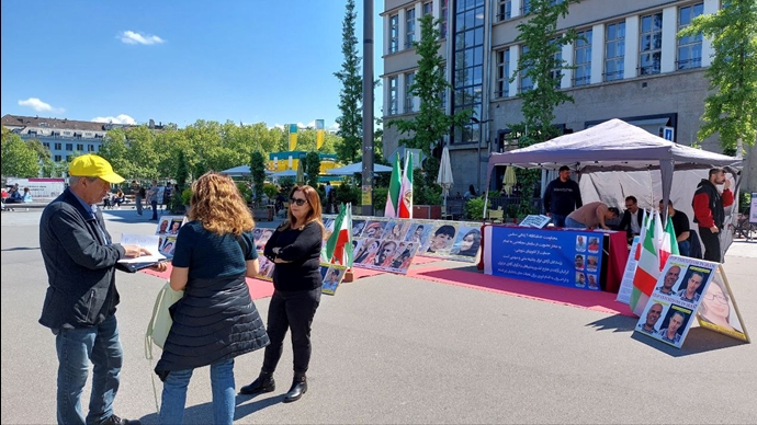 زوریخ سوئیس - برگزاری میز کتاب و نمایش تصاویر شهیدان در اعتراض به صدور احکام اعدام علیه زندانیان سیاسی - ۲۰اردیبهشت
