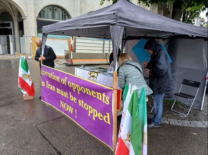 زوریخ سوئیس - برگزاری میز کتاب و نمایش تصاویر شهیدان در همبستگی با زندانیان سیاسی - ۵خرداد