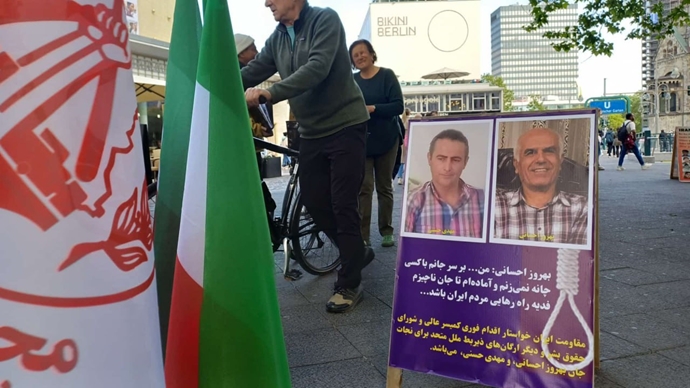 برلین - برگزاری میزکتاب و نمایش تصاویر شهیدان در همبستگی با زندانیان سیاسی - ۲۰اردیبهشت