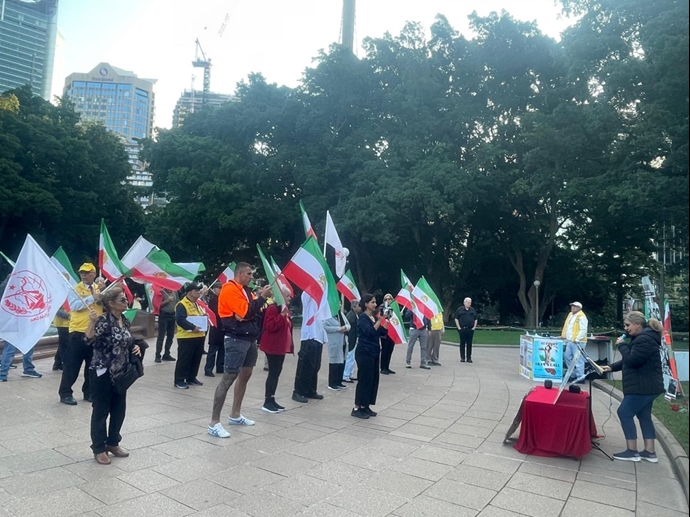 سیدنی استرالیا - برگزاری میز کتاب و نمایش تصاویر شهیدان در همبستگی با قیام سراسری - ۲۷اردیبهشت