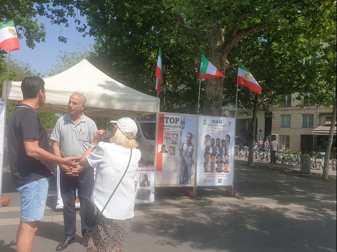 پاریس - برگزاری میز کتاب و تصاویر شهیدان در همبستگی با قیام سراسری مردم ایران -۱۲ اردیبهشت
