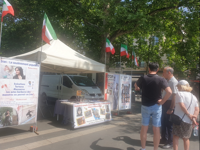 پاریس - برگزاری میز کتاب و تصاویر شهیدان در همبستگی با قیام سراسری مردم ایران -۱۲ اردیبهشت