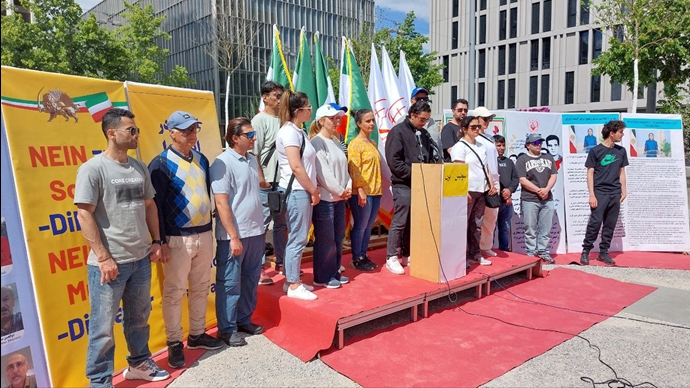 برن سوئیس - برگزاری میز کتاب و نمایش تصاویر شهیدان در همبستگی با قیام سراسری - ۲۷اردیبهشت