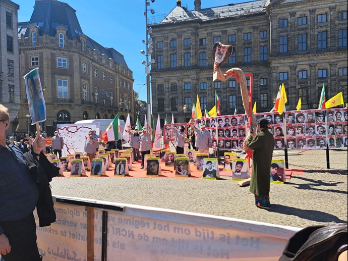 میدان دام آمستردام - برگزاری میز کتاب و نمایش تصاویر شهیدان در همبستگی با قیام سراسری - ۲۰اردیبهشت