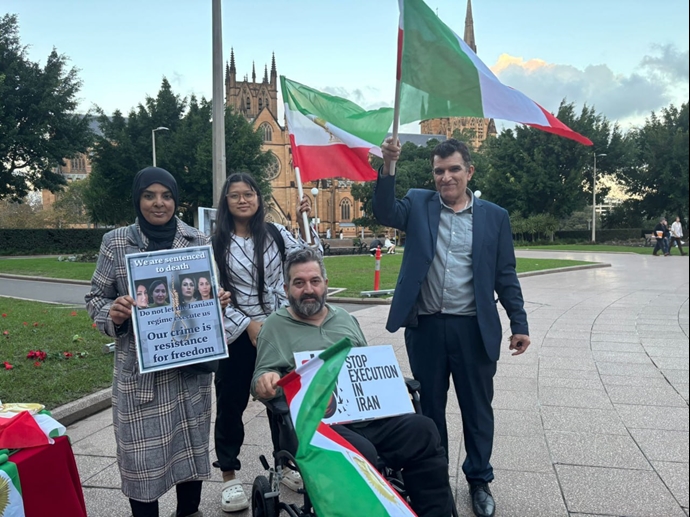 سیدنی استرالیا - برگزاری میز کتاب و نمایش تصاویر شهیدان در همبستگی با قیام سراسری - ۲۷اردیبهشت