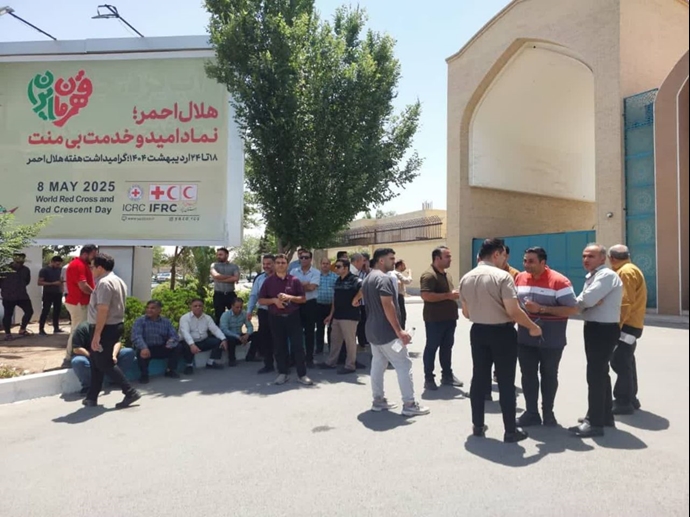 تجمع اعتراضی فعالان صنعت نساجی یزد مقابل استانداری امروز، یکشنبه ۲۱ اردیبهشت ۱۴۰۴، جمعی از فعالان حوزه نساجی یزد در اعتراض به قطعی‌های مکرر برق، مقابل استانداری یزد تجمع اعتراضی برگزار کردند. 