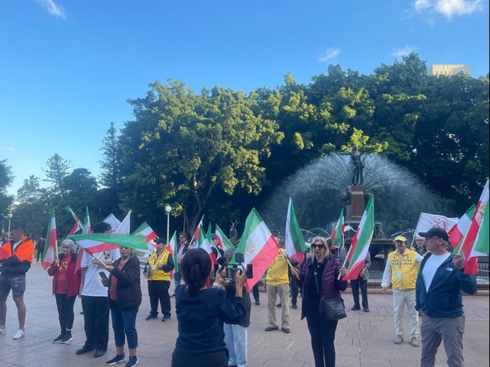 سیدنی استرالیا - برگزاری میز کتاب و نمایش تصاویر شهیدان در همبستگی با قیام سراسری - ۲۷اردیبهشت