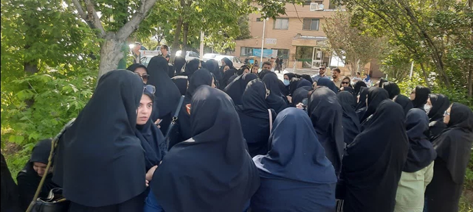 تجمع اعتراض کارکنان مرکز بهداشت زنجان در محوطه دانشگاه علوم پزشکی این شهر