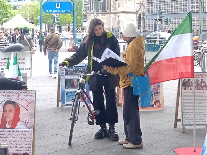 برلین - برگزاری میزکتاب و نمایش تصاویر شهیدان در همبستگی با زندانیان سیاسی - ۲۰اردیبهشت