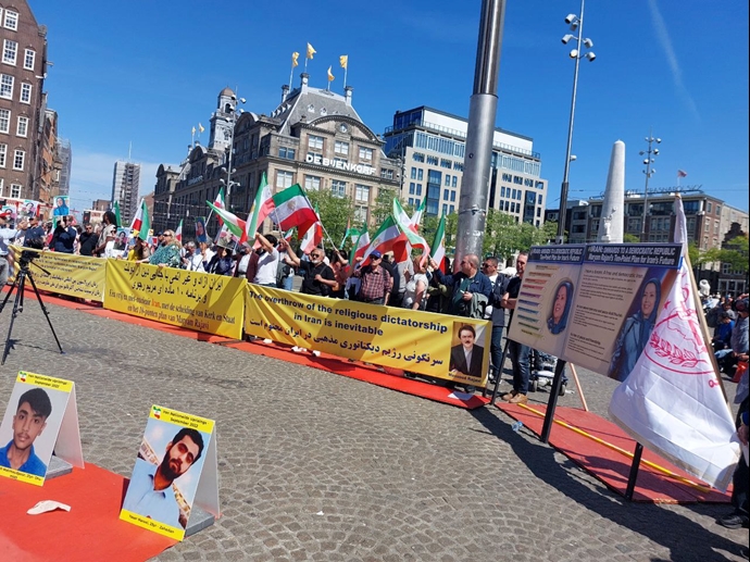 میدان دام آمستردام - برگزاری میز کتاب و نمایش تصاویر شهیدان در همبستگی با قیام سراسری - ۲۰اردیبهشت