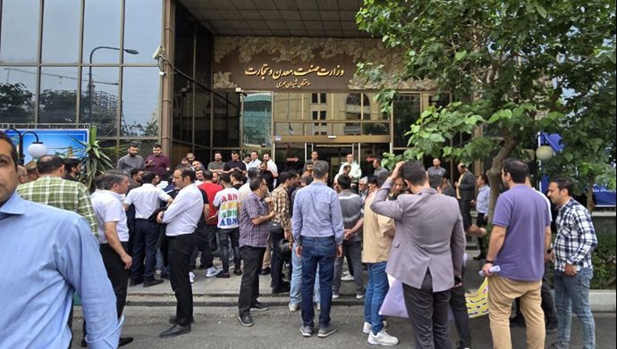 تهران - تجمع اعتراضی مشتریان مدیران خودرو 
