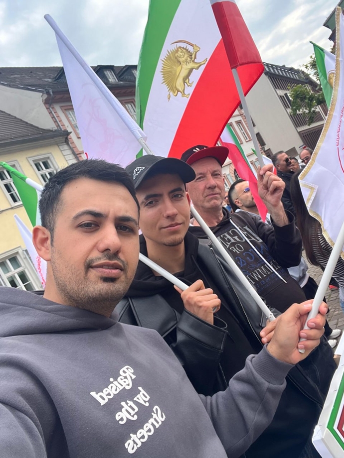 هایدلبرگ - برگزاری میز کتاب و نمایش تصاویر شهیدان در همبستگی با قیام سراسری - ۲۸اردیبهشت
