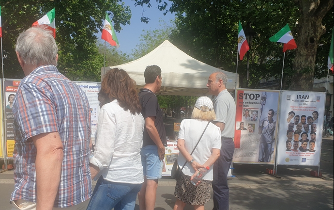 پاریس - برگزاری میز کتاب و تصاویر شهیدان در همبستگی با قیام سراسری مردم ایران -۱۲ اردیبهشت