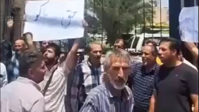 تجمع اعتراضی کشاورزان کامفیروز شمالی جلو استانداری فارس