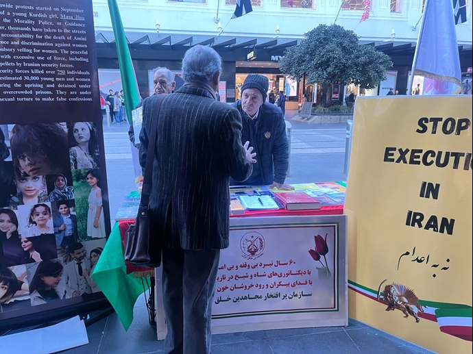 ملبورن استرالیا - برگزاری میز کتاب در حمایت از زندانیان سیاسی و صدور احکام ظالمانه اعدام علیه آنها - ۳۰خرداد