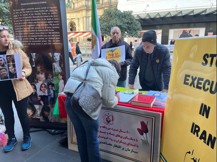 ملبورن استرالیا - برگزاری میز کتاب در حمایت از زندانیان سیاسی و صدور احکام ظالمانه اعدام علیه آنها - ۳۰خرداد