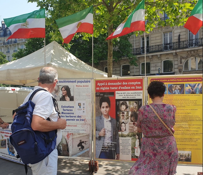 پاریس - میز کتاب و نمایشگاه عکس شهیدان در حمایت از قیام سراسری مردم ایران - ۲۳خرداد ۱۴۰۴