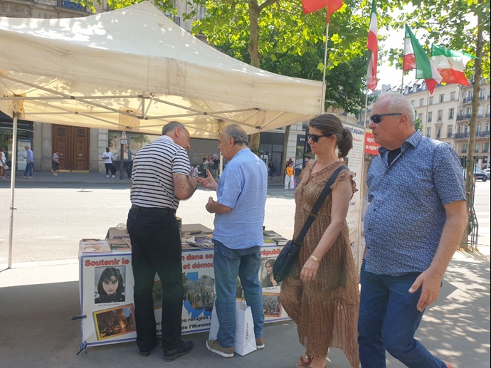 پاریس - میز کتاب و نمایشگاه عکس شهیدان در حمایت از قیام سراسری مردم ایران - ۲۳خرداد ۱۴۰۴