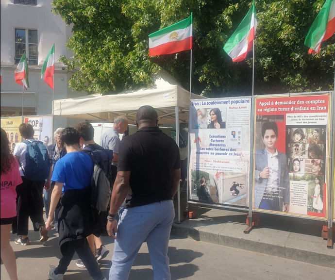 پاریس - میز کتاب و نمایشگاه شهیدان در همبستگی با قیام ایران - ۲۱خرداد ۱۴۰۴