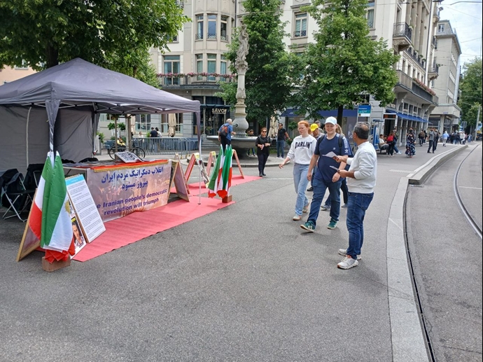 زوریخ سوئیس - برگزاری میز کتاب و نمایش تصاویر شهیدان در همبستگی با قیام سراسری - ۱۲خرداد