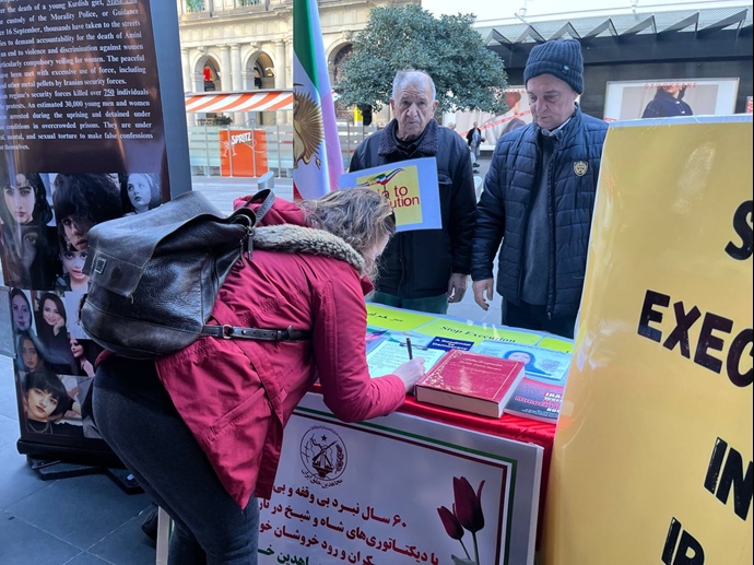 ملبورن استرالیا - برگزاری میز کتاب در حمایت از زندانیان سیاسی و صدور احکام ظالمانه اعدام علیه آنها - ۳۰خرداد