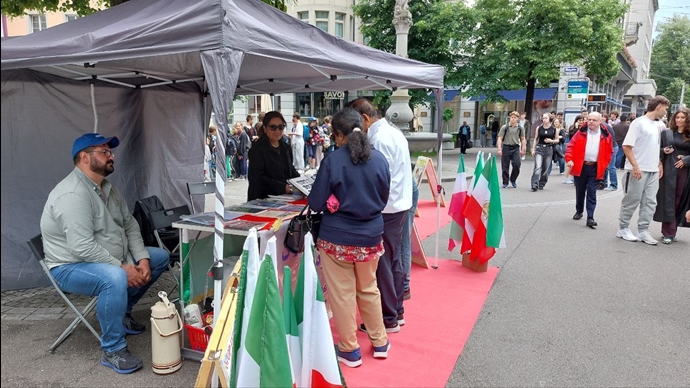 زوریخ سوئیس - برگزاری میز کتاب و نمایش تصاویر شهیدان در همبستگی با قیام سراسری - ۱۲خرداد