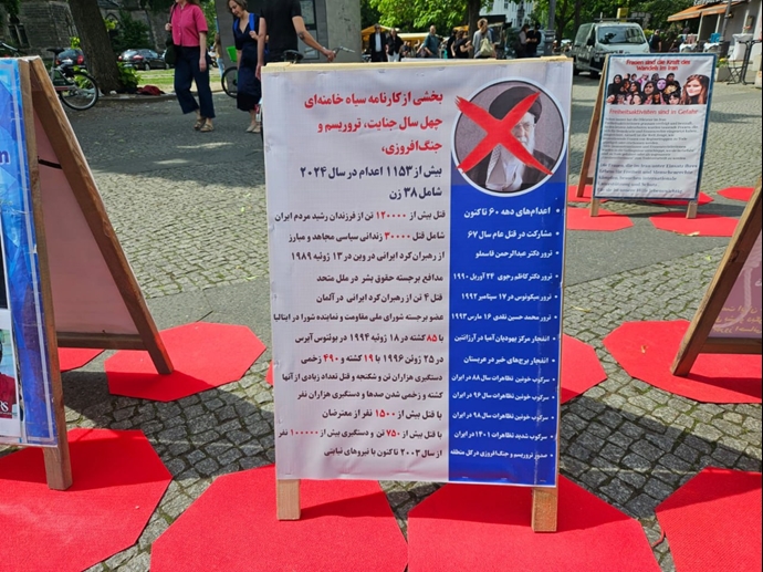 برلین - برگزاری میز کتاب و نمایش تصاویر شهیدان در همبستگی با قیام سراسری - ۱۰خردادماه