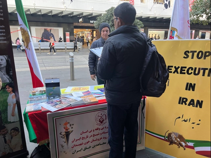 ملبورن استرالیا - برگزاری میز کتاب در حمایت از زندانیان سیاسی و صدور احکام ظالمانه اعدام علیه آنها - ۳۰خرداد
