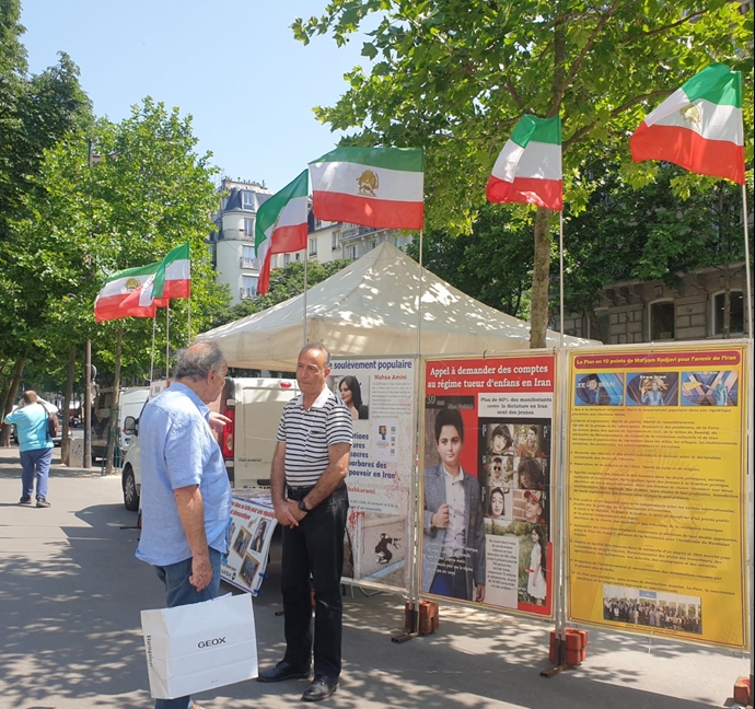 پاریس - میز کتاب و نمایشگاه عکس شهیدان در حمایت از قیام سراسری مردم ایران - ۲۳خرداد ۱۴۰۴
