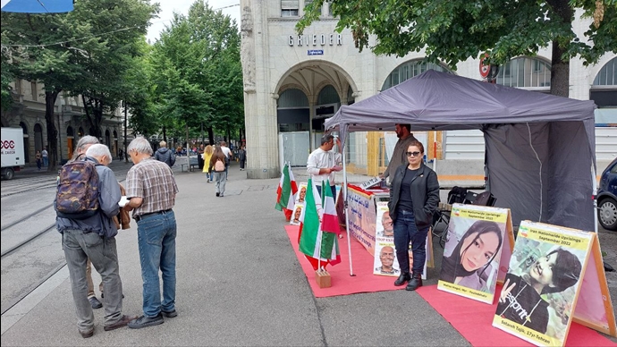 زوریخ سوئیس - برگزاری میز کتاب و نمایش تصاویر شهیدان در همبستگی با قیام سراسری - ۱۲خرداد