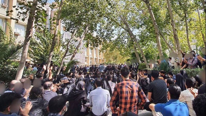خشم و خروش جوانان ـ عکس از آرشیو