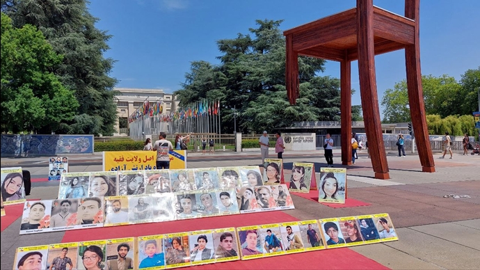 ژنو میدان ناسیون - برگزاری میز کتاب و نمایش تصاویر شهیدان در همبستگی با زندانیان سیاسی و قیام سراسری - ۱۴تیرماه