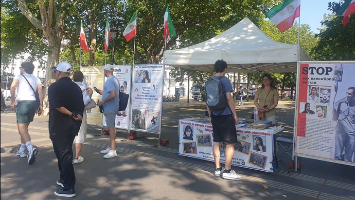 پاریس - برگزاری میز کتاب و نمایشگاه عکس شهیدان در حمایت از قیام سراسری - ۲۷ تیر ۱۴۰۴