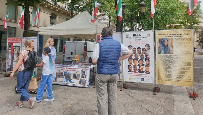 پاریس - برگزاری میز کتاب و نمایش تصاویر شهیدان در همبستگی با قیام سراسری - ۲۶ تیرماه ۱۴۰۴