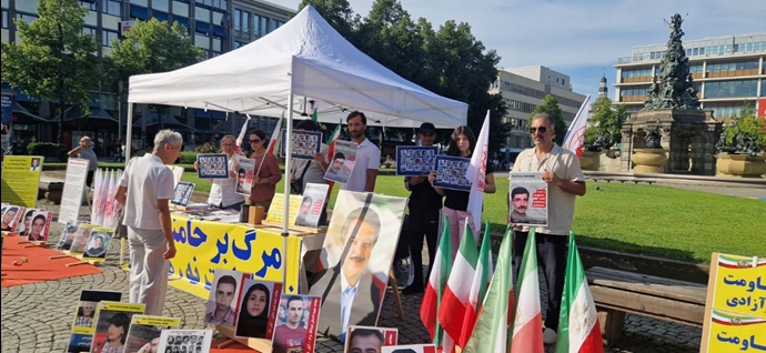 مانهایم - میز کتاب و نمایشگاه عکس شهیدان در حمایت از قیام سراسری - ۲۷ تیر