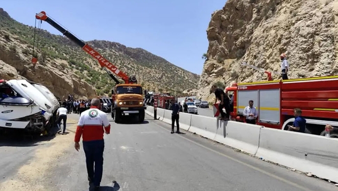 واژگون شدن اتوبوس مسافربری در جاده فیروزآباد ـ کوار